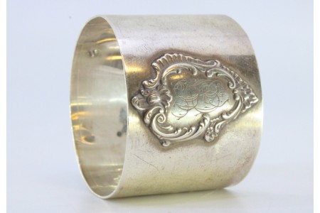 Argola de guardanapo em prata lisa com cartela para monograma.